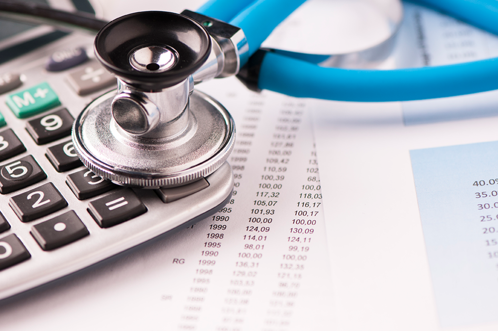 Estetoscópio sobre planilha financeira e calculadora